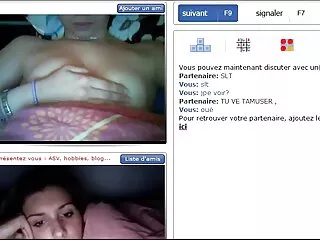 փոքրիկ խելոք երեխա, որը խաղում է դիլդոյի հետ