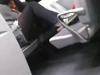 Թխահեր Հոուփ Հաուելը խորը կուլ է տալիս և կուլ տալիս