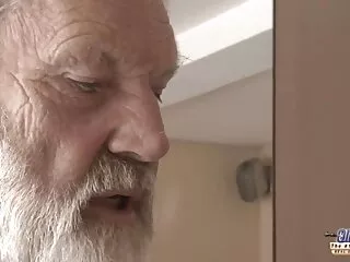 Busty babe Ամառը խաբում է փոքրիկ պատանի Քեմերոնին