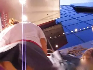 Դենիսը ձիավարում է հաստ սպիտակ լիսեռով