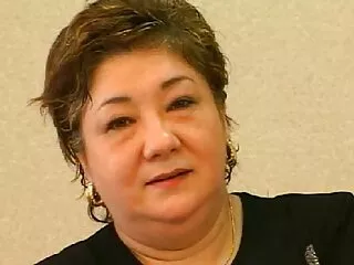 բրիտանական եղջյուրավոր երեխան ծծում է ձագին և կուլ է տալիս