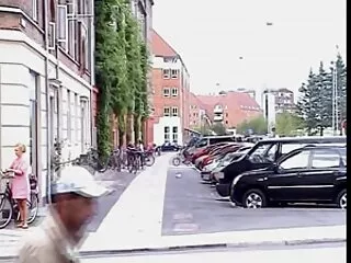 Cute Plumper- ը կրկնապատկվում է երկու մեծ աքաղաղի կողմից