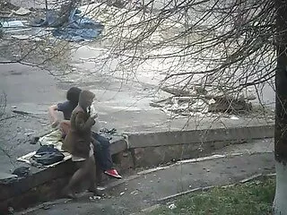 թխահեր երեխա, որը պարում և ցնցում է կրծքեր