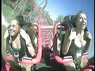 Թմբլիկ երեխա Ռանդի Փեյջը բերանում և ձագին ճարպիկ ձագ է վերցնում