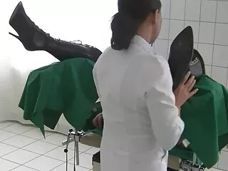 Շլացուցիչ եռյակ լկտի Միկա Նակագավայի կողքին