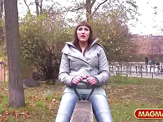 Հուսահատ խորթ դուստրը փողի համար գնում է Stepdad- ի համար