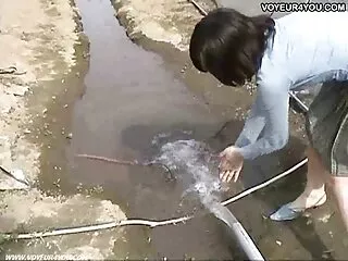 Արեւելյան շիկահեր աղջիկը ձեռնաշարժություն է անում տեսախցիկի վրա: Նա անում է այն ամենը, ինչ տղամարդը կարող է ակնկալել ...