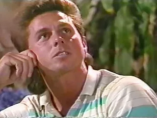 Cuckold Hubby- ն նայում է, երբ կինը Kirshley Swoon- ը ծծում է աքլորը և հորատվում